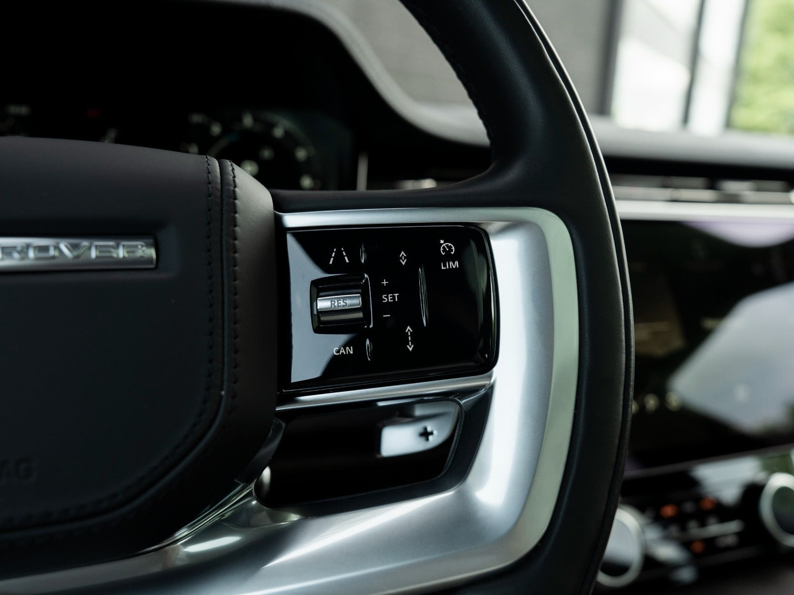 Grå Land Rover Range Rover fra 2023