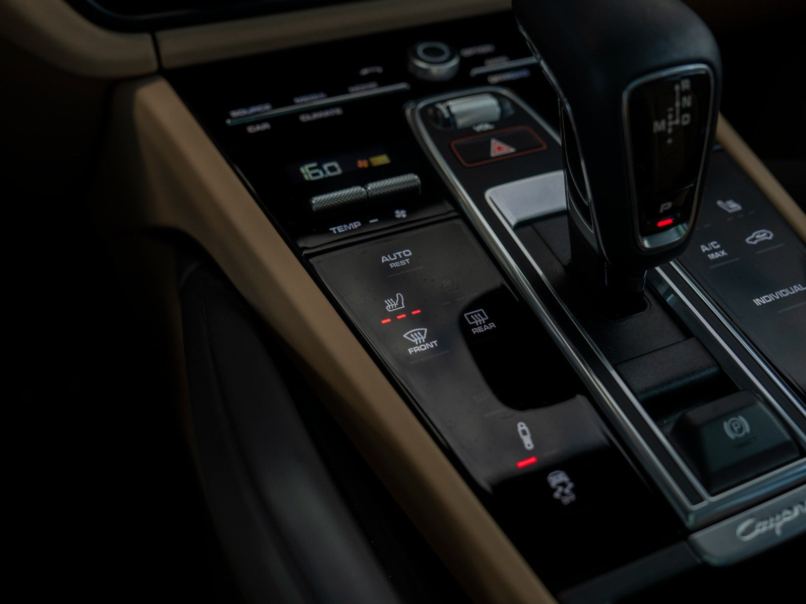 Sort Porsche Cayenne fra 2023