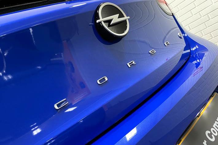 Blå Opel Corsa-e fra 2024