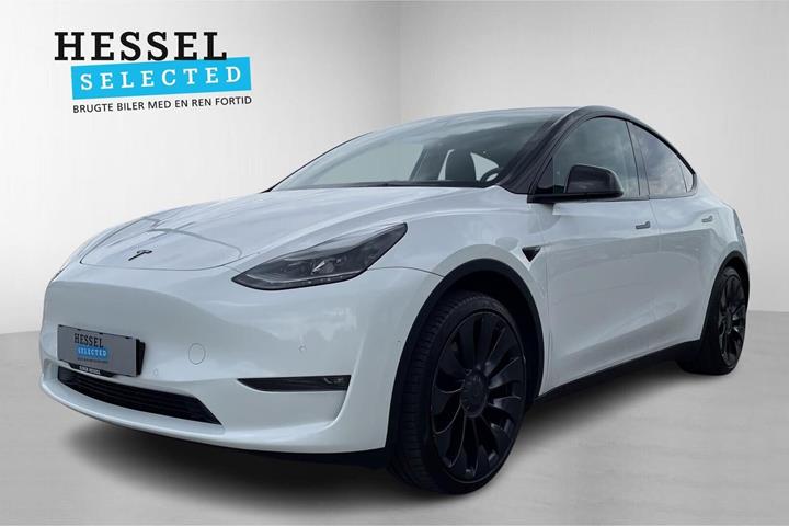 Hvid Tesla Model Y fra 2022 set udefra