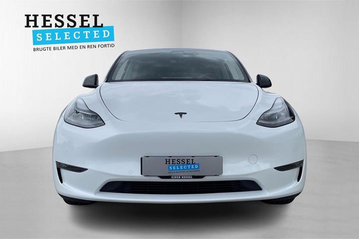 Hvid Tesla Model Y fra 2022