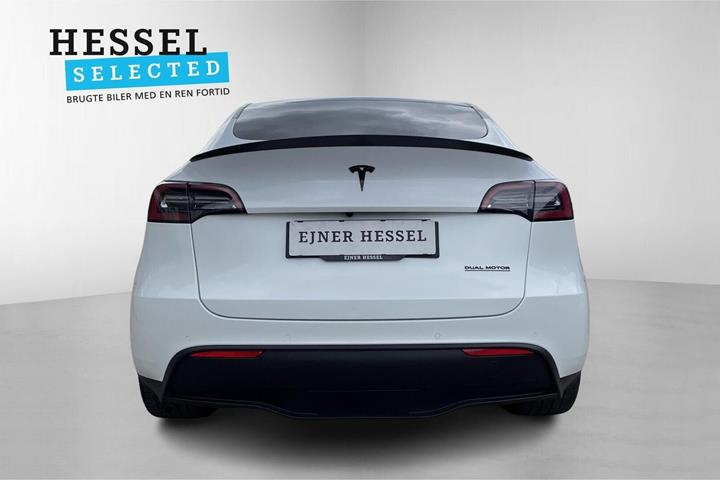 Hvid Tesla Model Y fra 2022