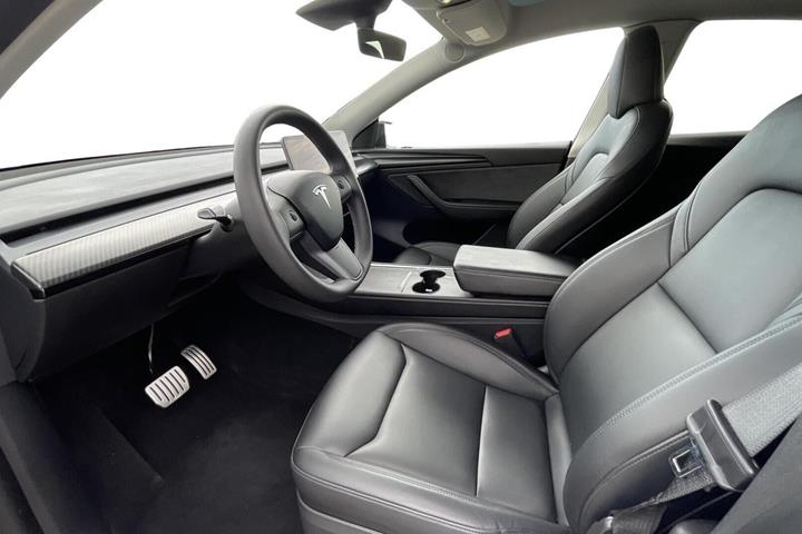 Hvid Tesla Model Y fra 2022