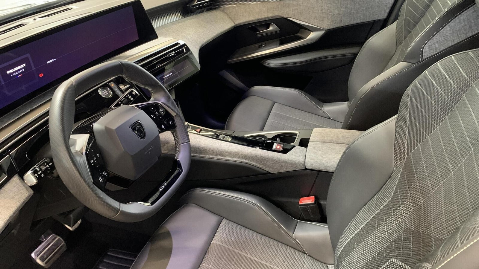 Grå Peugeot e-5008 fra 2025