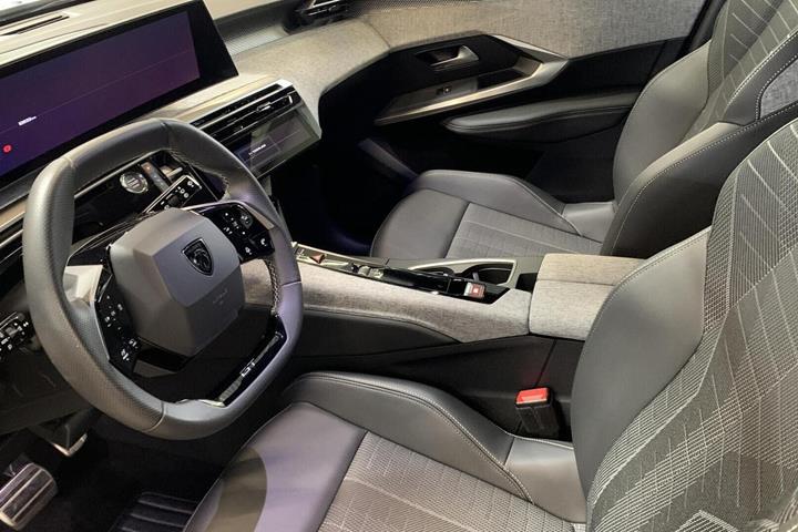 Grå Peugeot e-5008 fra 2025