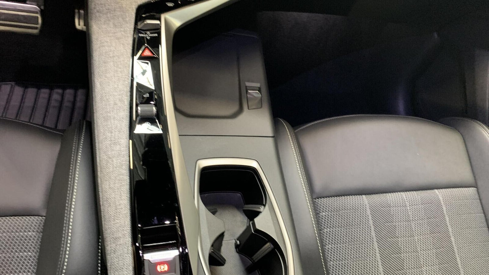 Grå Peugeot e-5008 fra 2025