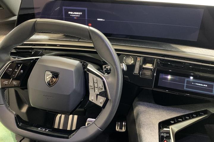 Grå Peugeot e-5008 fra 2025