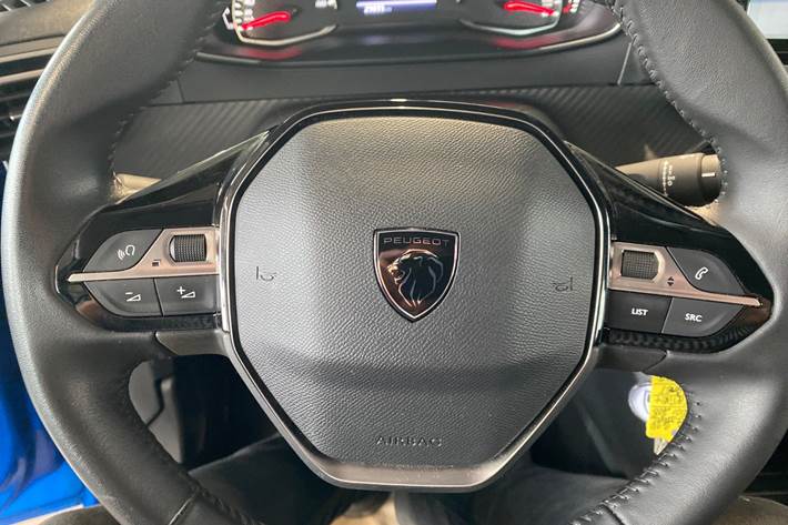 Blå Peugeot 208 fra 2024