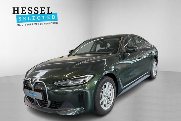 Grøn BMW i4 fra 2022 set udefra