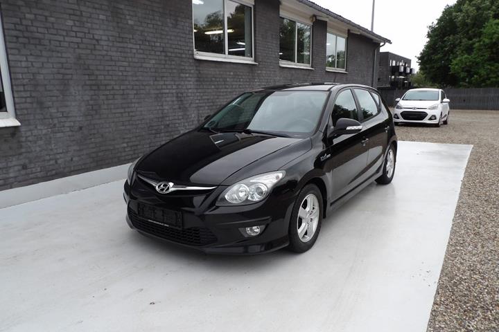 Sort Hyundai i30 fra 2012 set udefra