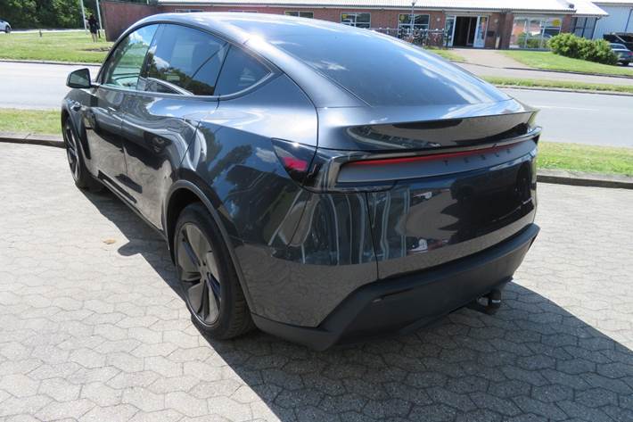Grå Tesla Model Y fra 2025