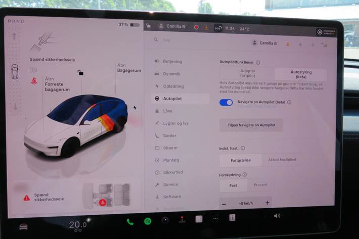 Grå Tesla Model Y fra 2025