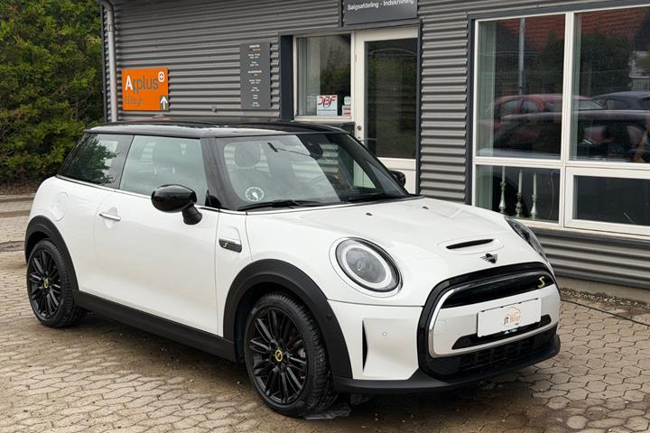 Hvid Mini Cooper SE fra 2024 set udefra
