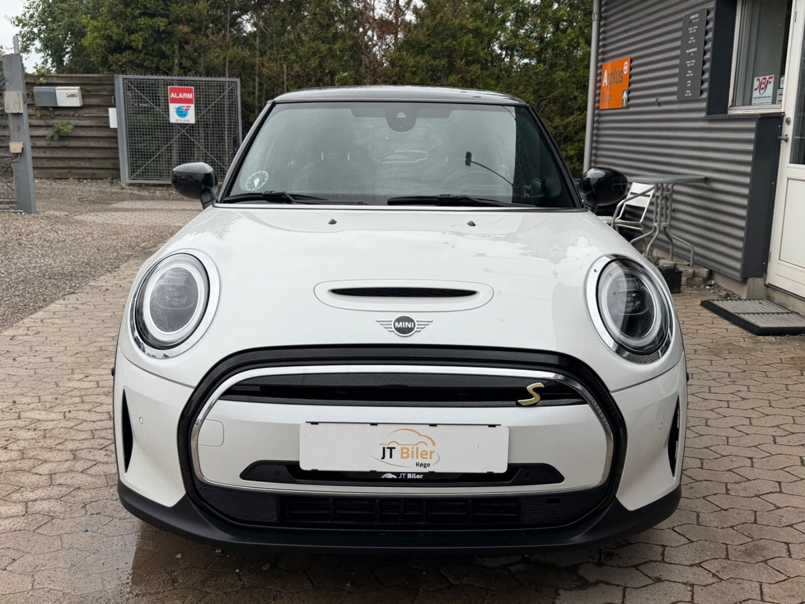 Hvid Mini Cooper SE fra 2024