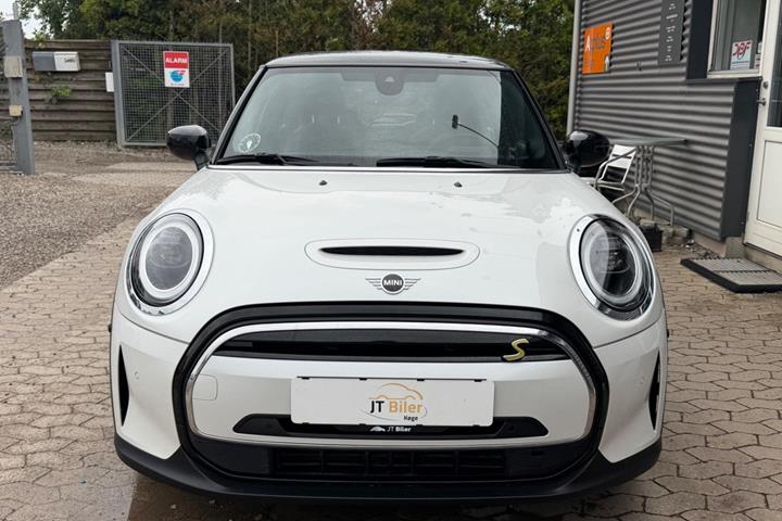 Hvid Mini Cooper SE fra 2024