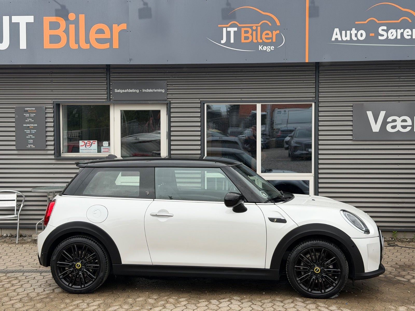 Hvid Mini Cooper SE fra 2024