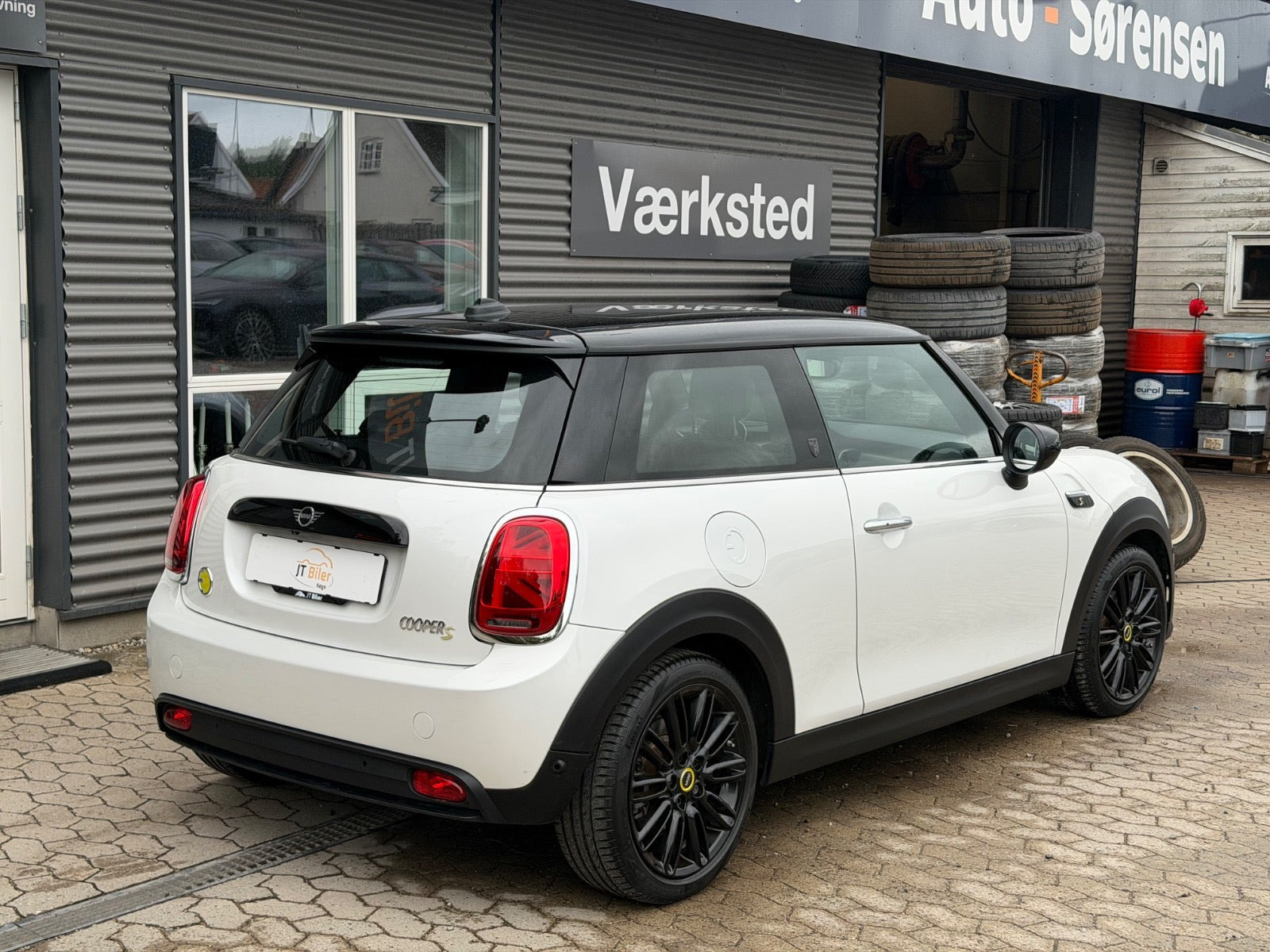 Hvid Mini Cooper SE fra 2024
