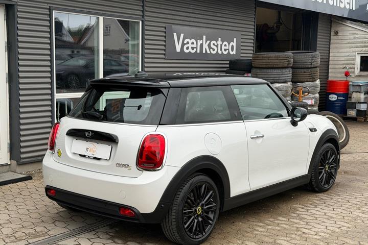 Hvid Mini Cooper SE fra 2024