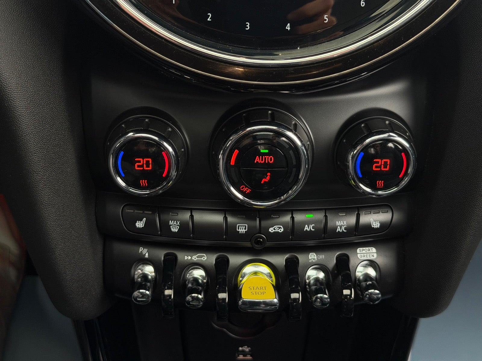 Hvid Mini Cooper SE fra 2024