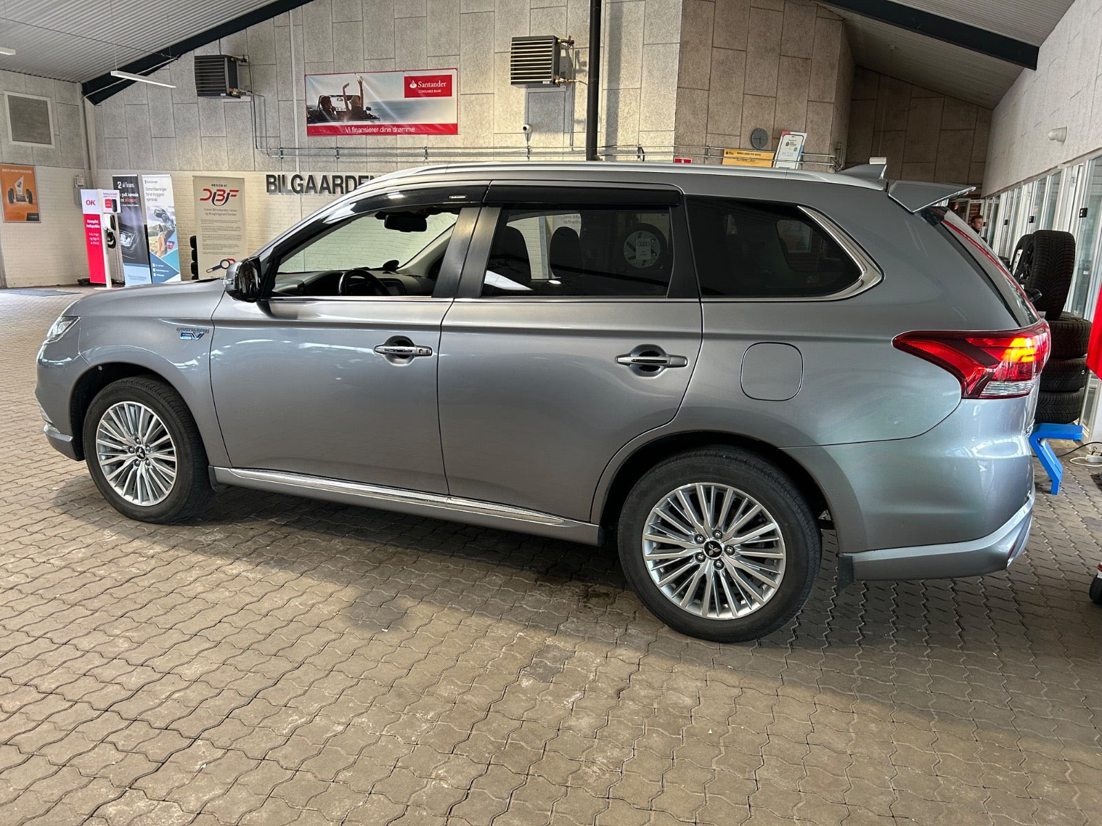 Sølv Mitsubishi Outlander fra 2020