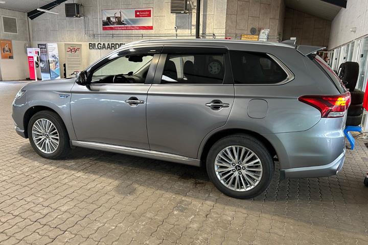 Sølv Mitsubishi Outlander fra 2020