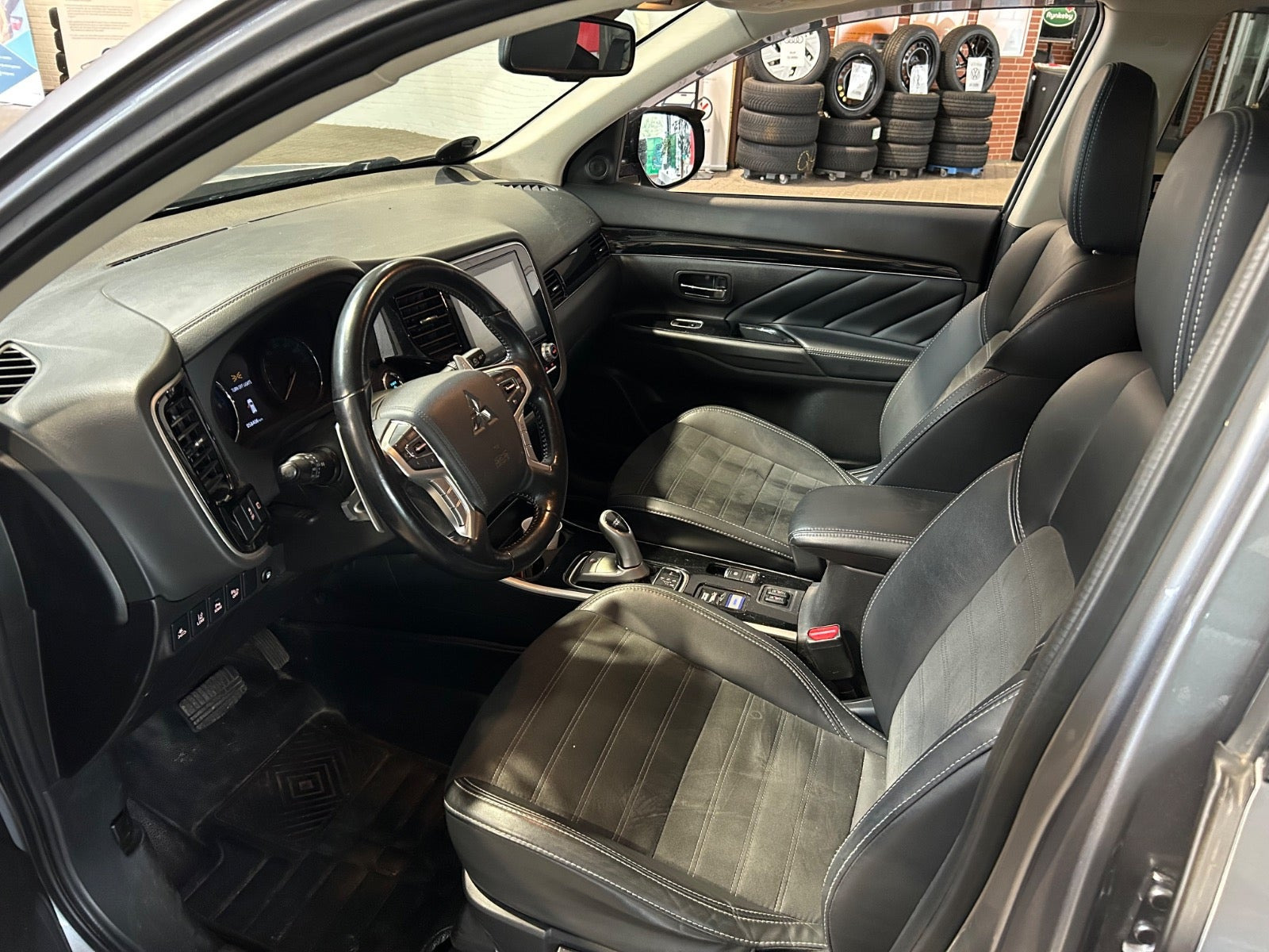 Sølv Mitsubishi Outlander fra 2020