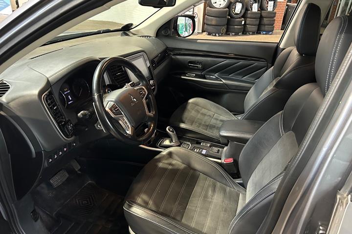 Sølv Mitsubishi Outlander fra 2020