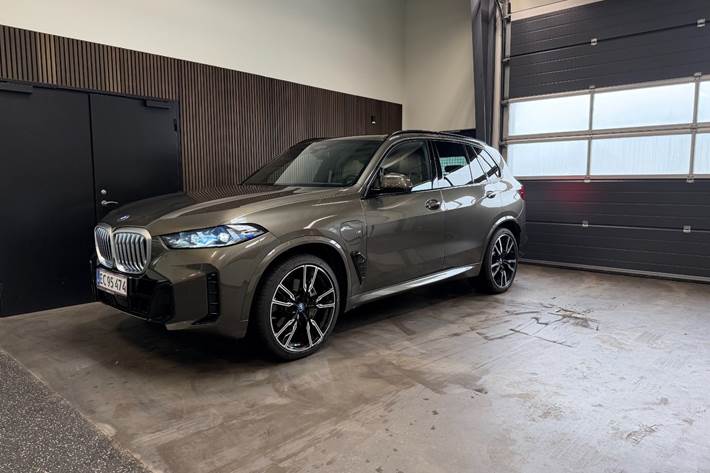 Grøn BMW X5 fra 2024