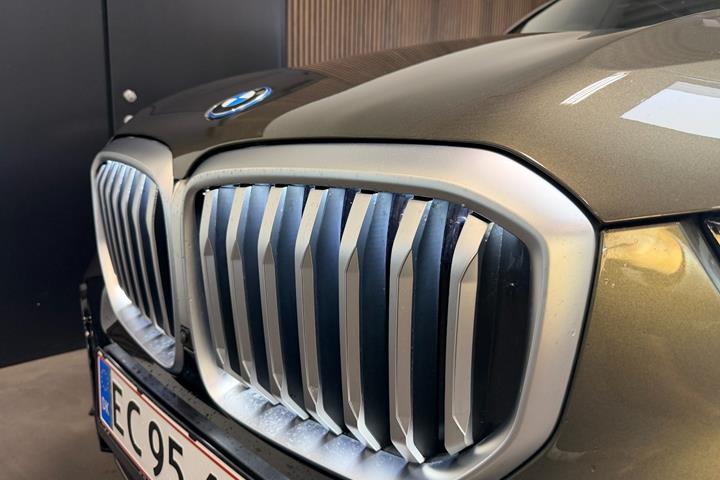 Grøn BMW X5 fra 2024