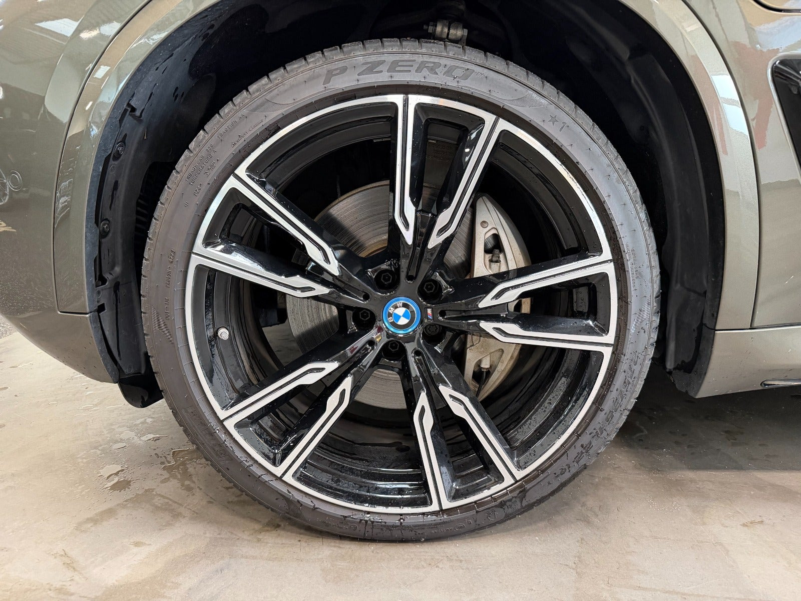 Grøn BMW X5 fra 2024
