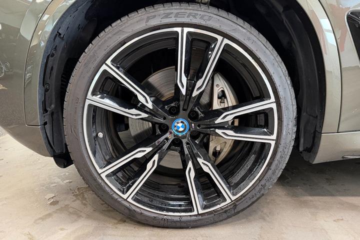 Grøn BMW X5 fra 2024