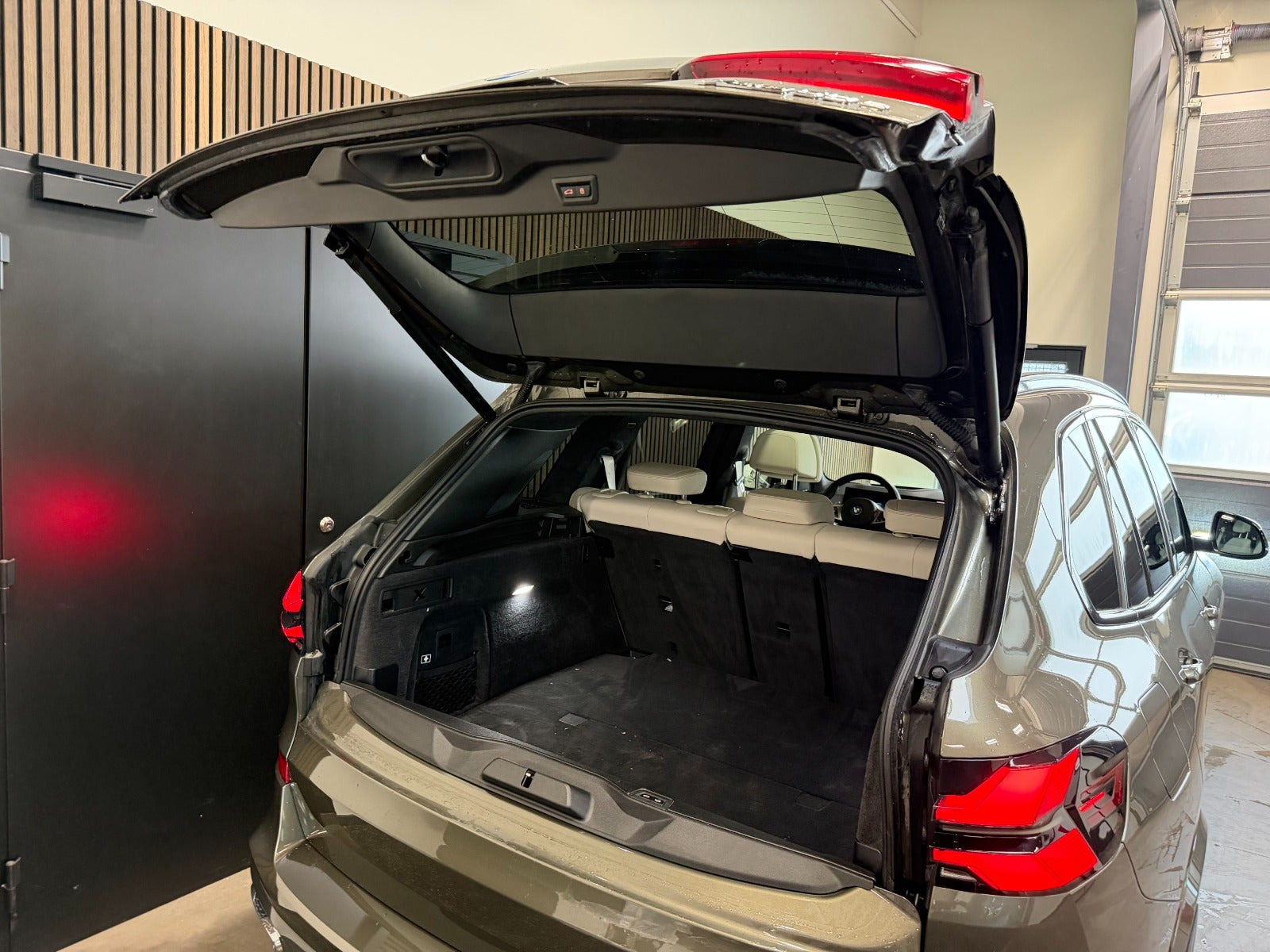Grøn BMW X5 fra 2024
