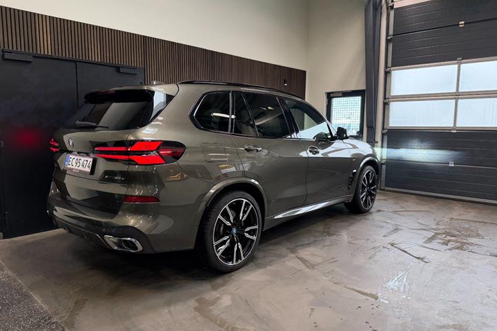 Grøn BMW X5 fra 2024