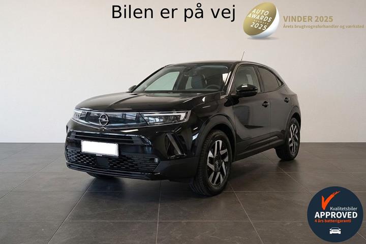 Sort Opel Mokka-e fra 2025 set udefra