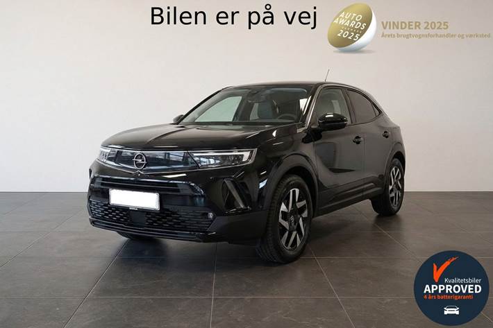 Sort Opel Mokka-e fra 2025 set udefra