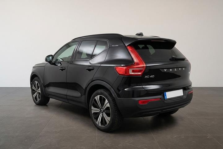 Sort Volvo XC40 fra 2024