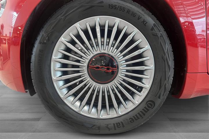 Rød Fiat 500e fra 2023