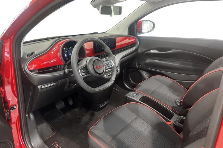 Rød Fiat 500e fra 2023