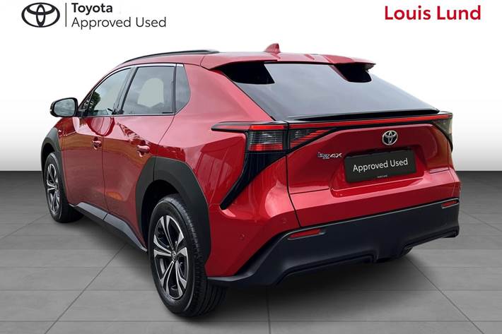 Rød Toyota BZ4X fra 2025