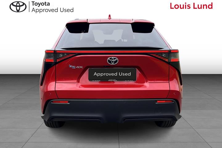 Rød Toyota BZ4X fra 2025
