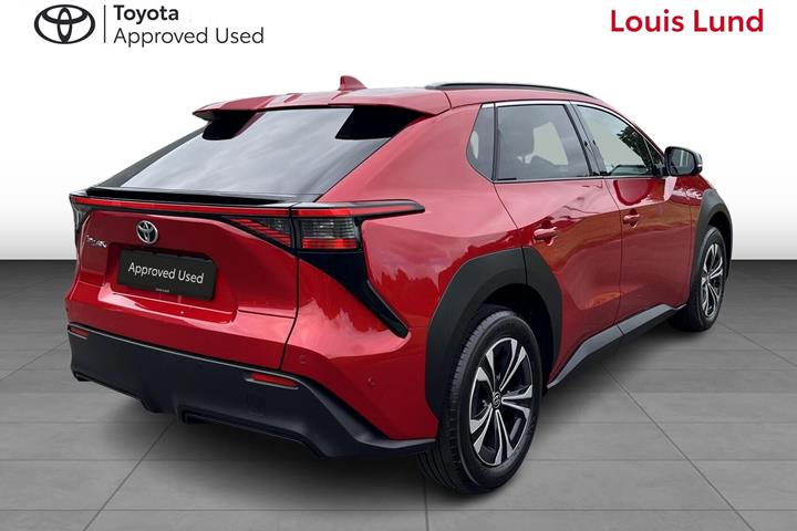 Rød Toyota BZ4X fra 2025