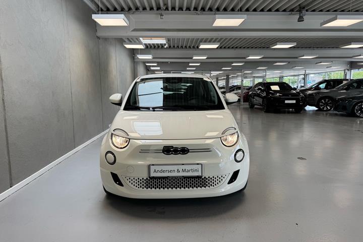 Hvid Fiat 500e fra 2023
