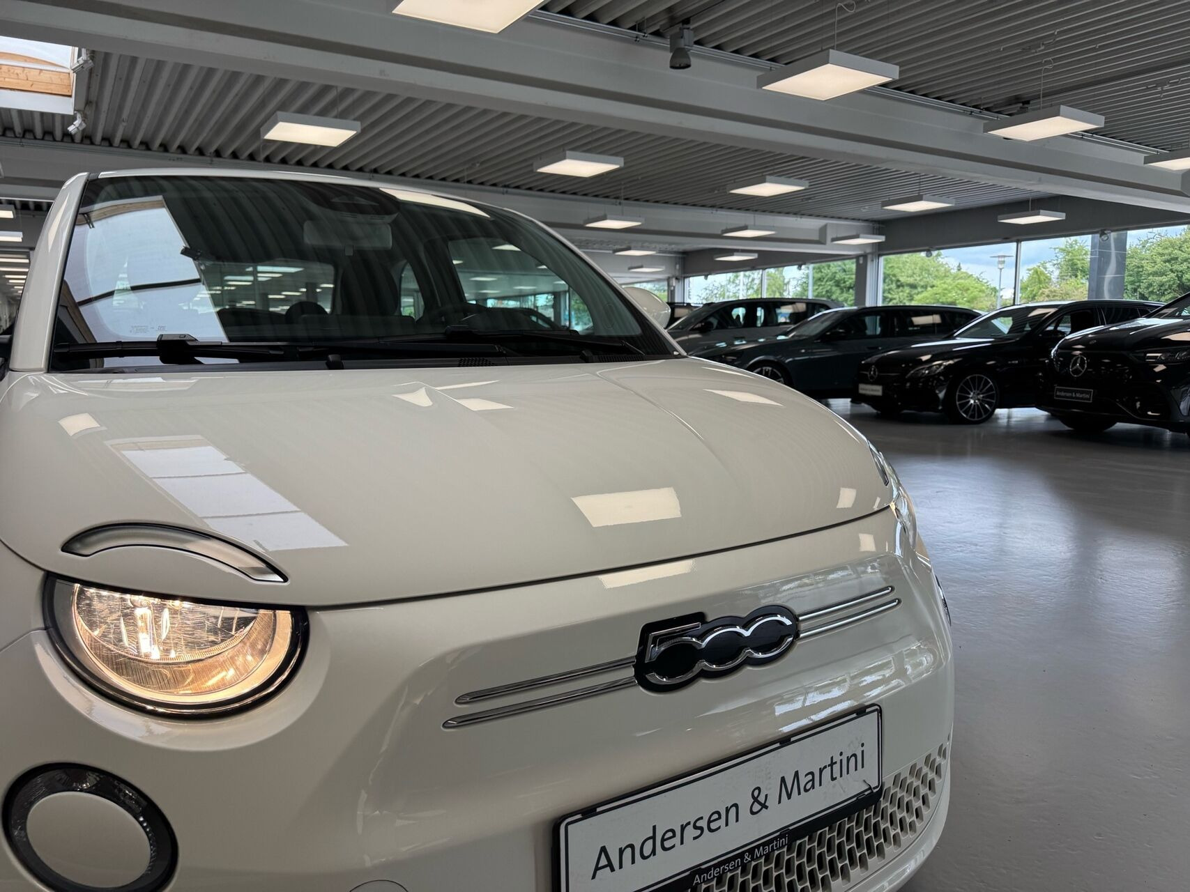 Hvid Fiat 500e fra 2023