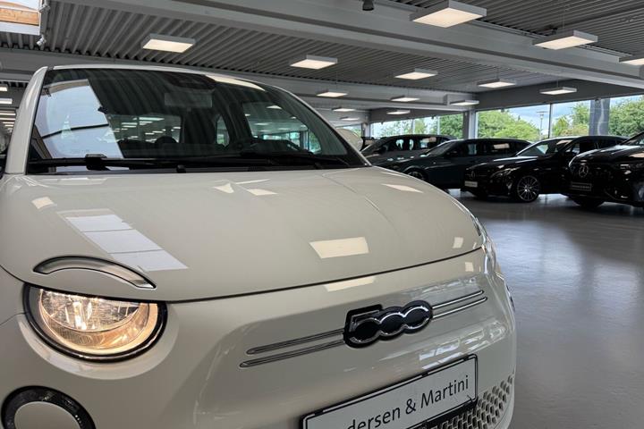 Hvid Fiat 500e fra 2023