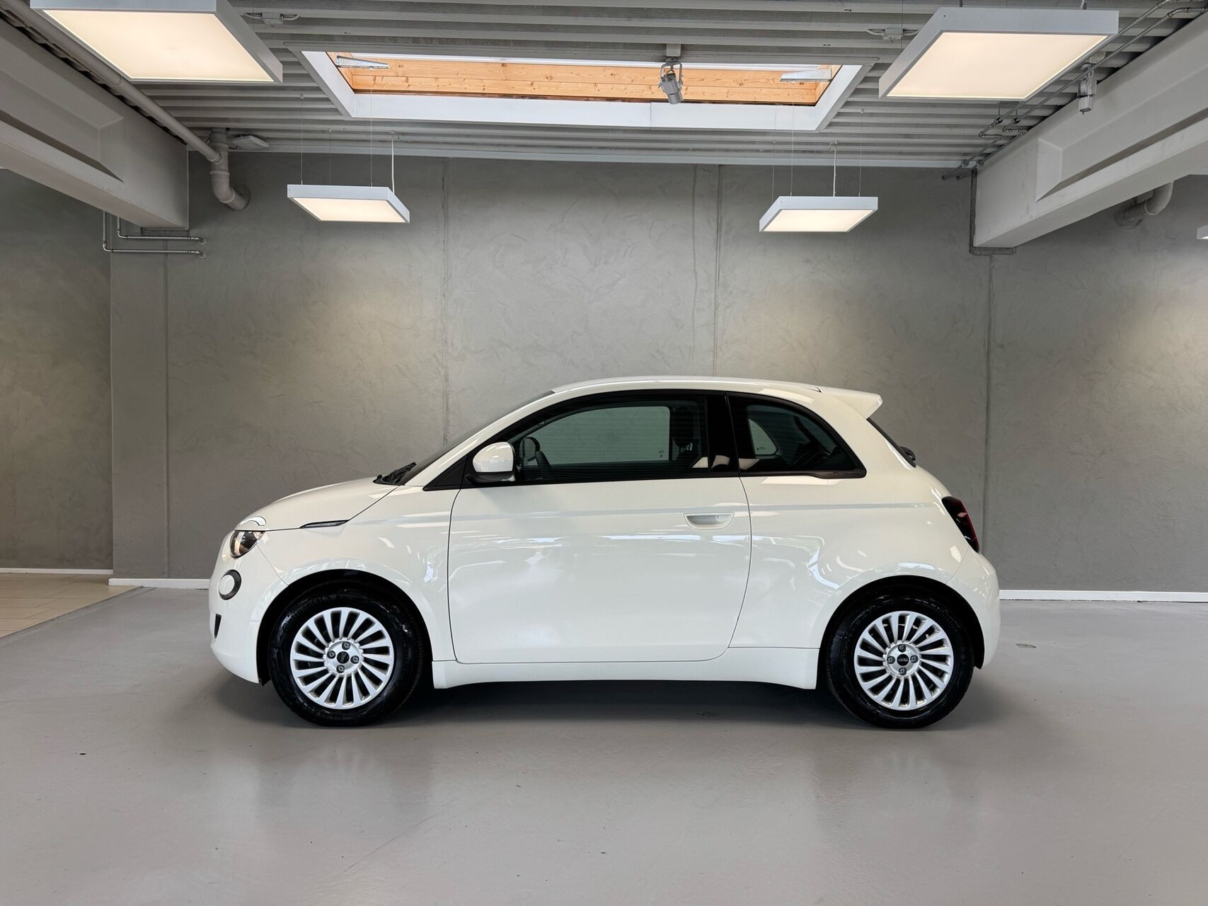 Hvid Fiat 500e fra 2023