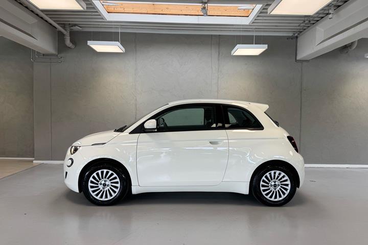 Hvid Fiat 500e fra 2023