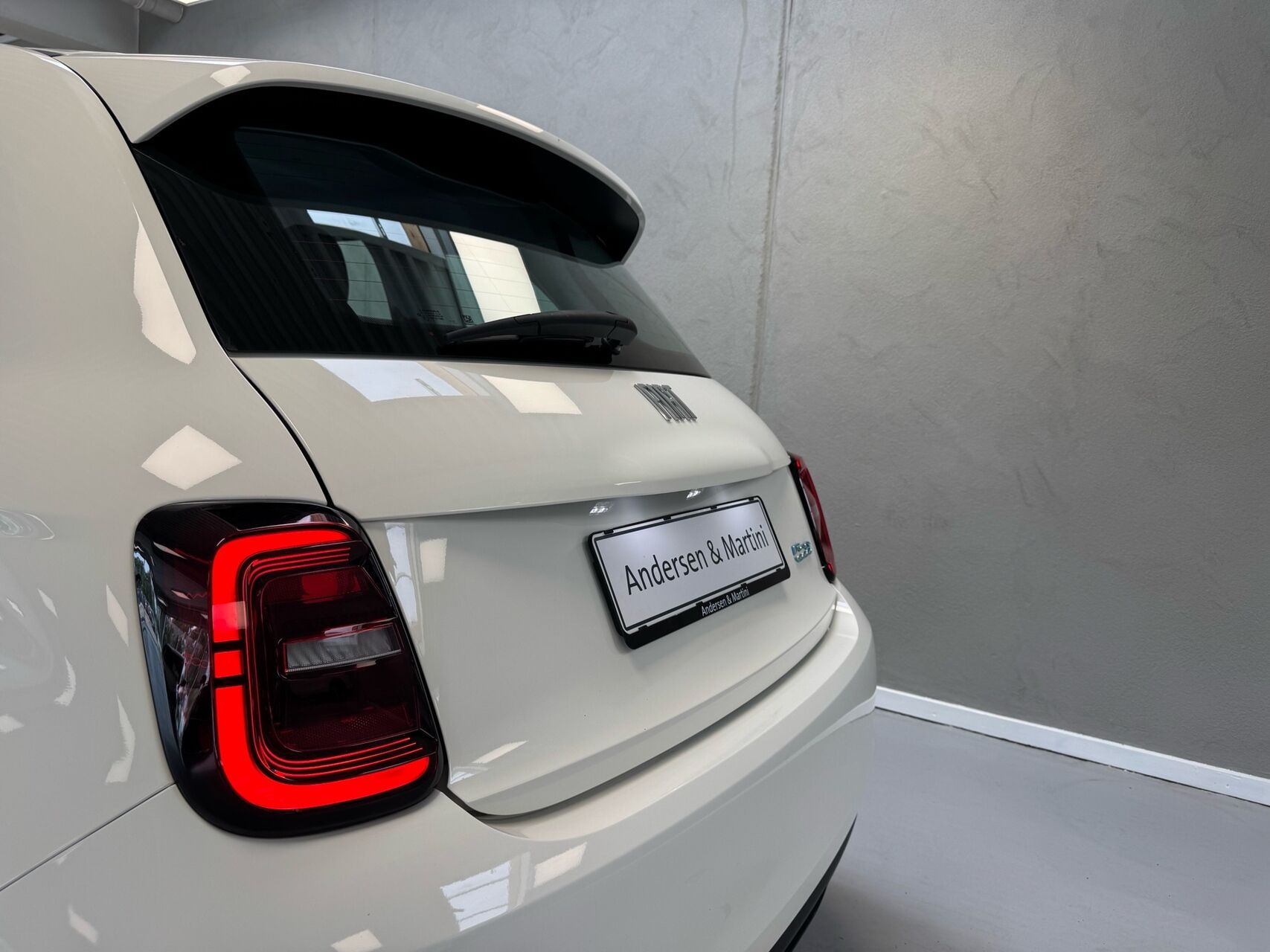 Hvid Fiat 500e fra 2023