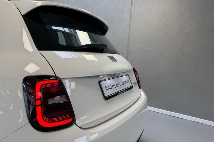 Hvid Fiat 500e fra 2023