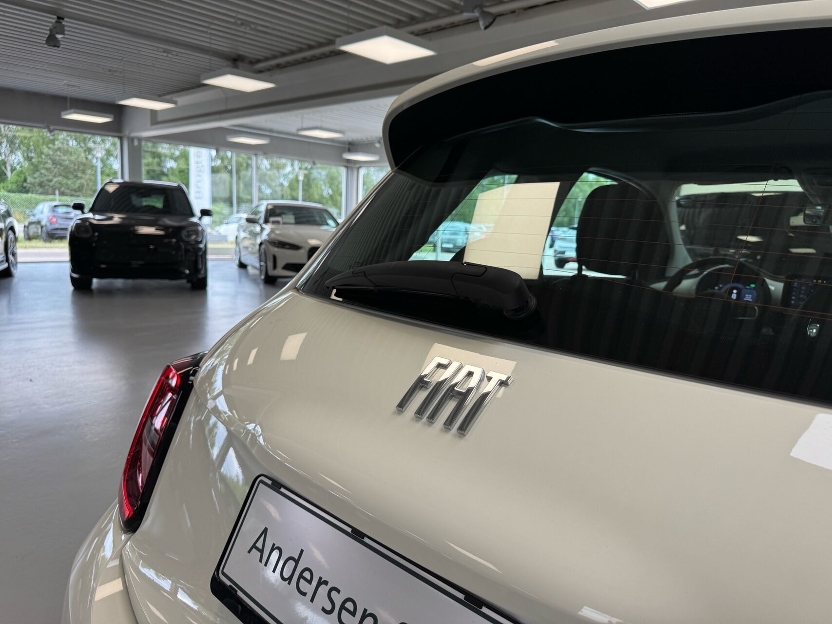 Hvid Fiat 500e fra 2023