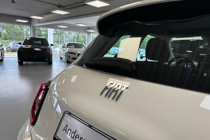 Hvid Fiat 500e fra 2023